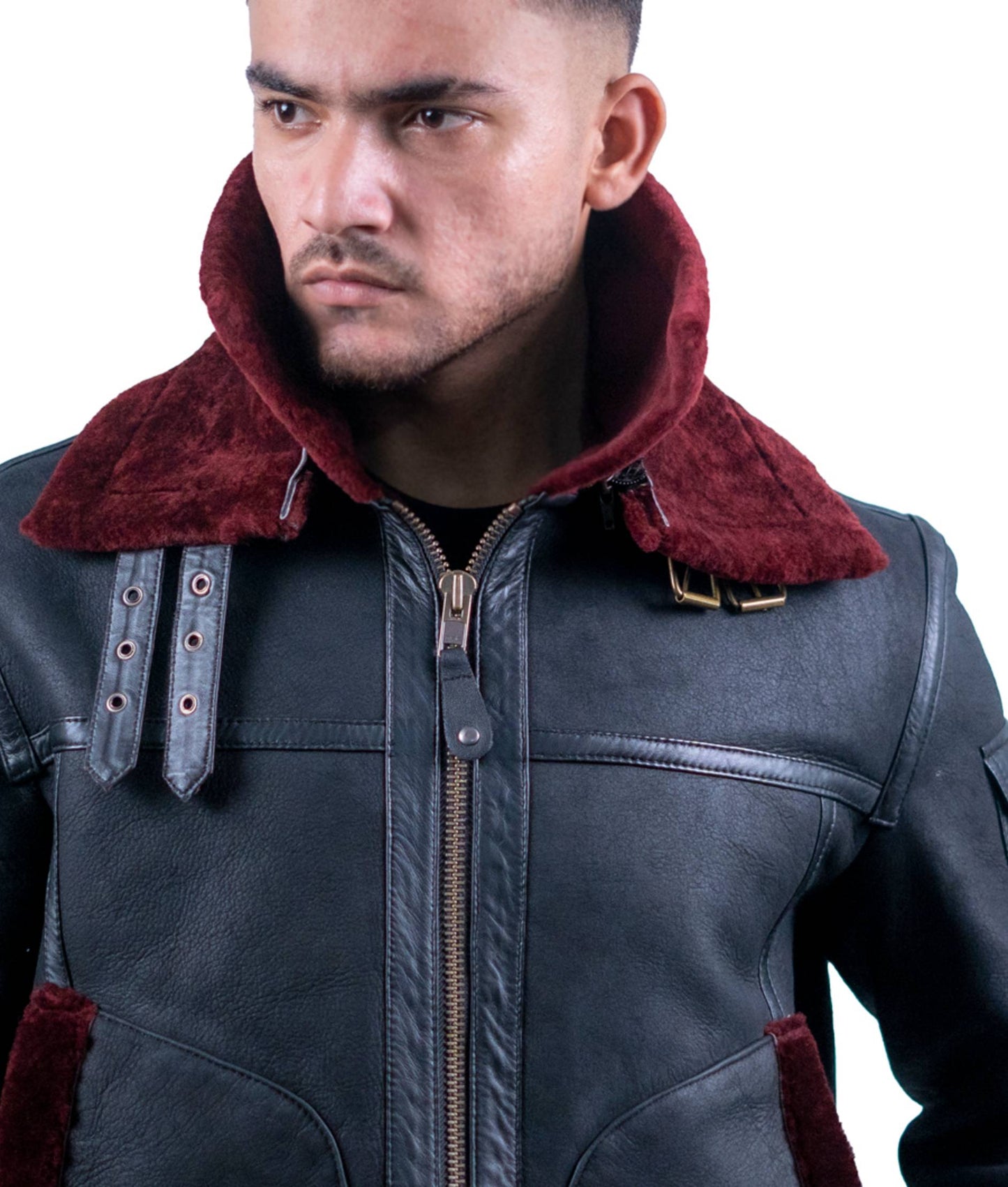 66 – Schwarze Lammfell-Bomberjacke für Herren – Kastanienbrauner Pelzkragen und Schnallendetail