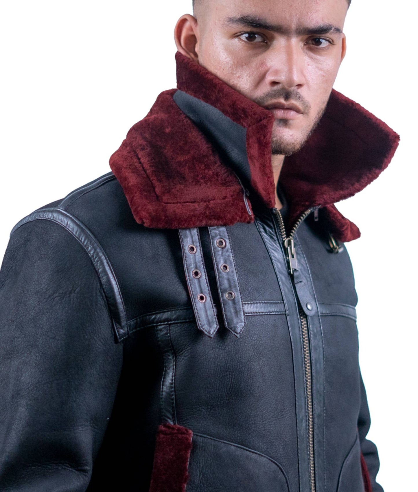 66 – Schwarze Lammfell-Bomberjacke für Herren – Kastanienbrauner Pelzkragen und Schnallendetail