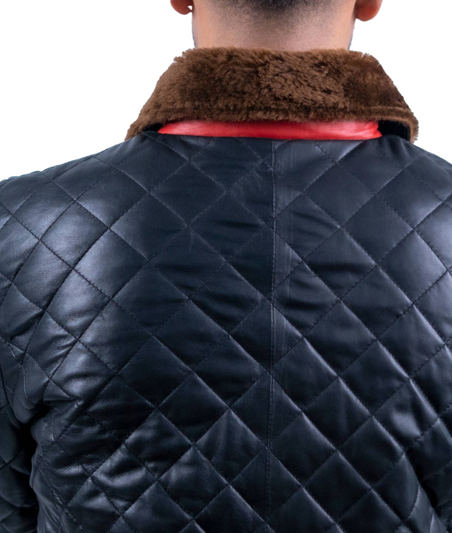 68 – Gesteppte lange Lederjacke – Schwarz mit roten Reißverschlüssen und braunem Pelzfutter