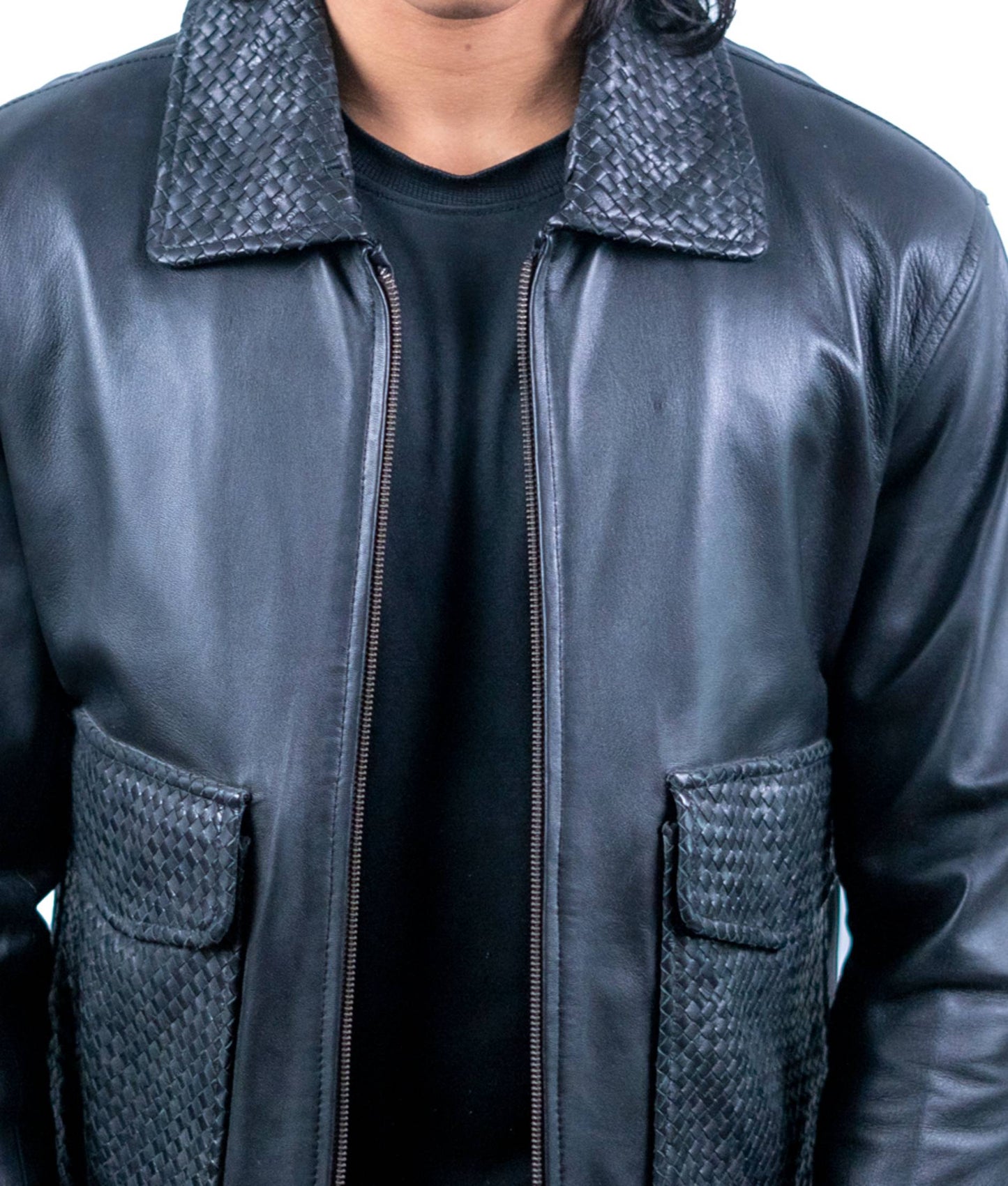 80 – Schwarze Lederjacke – Geflochtener Aufnäher und Kragendetails