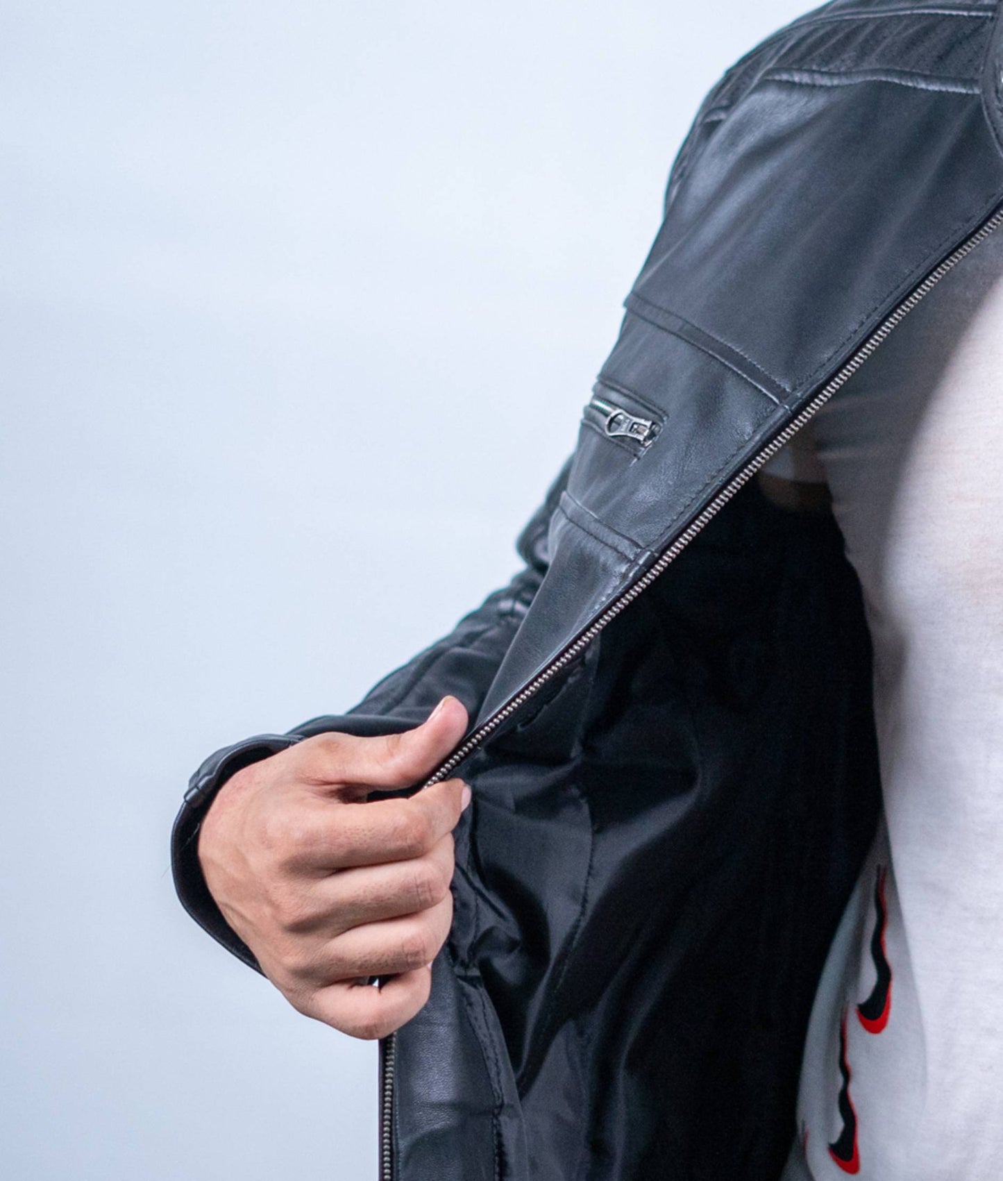 96 – Schwarze Motorrad-Bikerjacke für Herren – Gesteppte Schulterpartie
