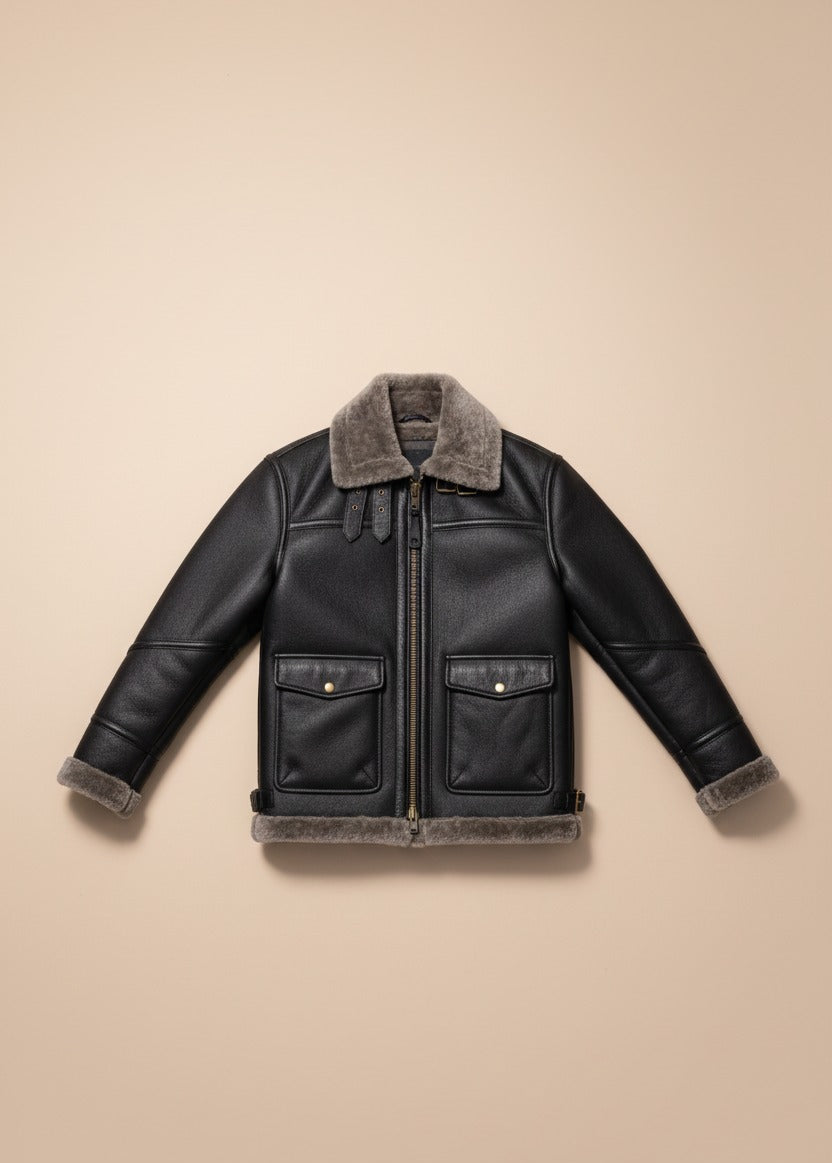 67 – Klassische schwarze Fliegerjacke aus Lammfell – Edition mit aschgrauem Pelzbesatz