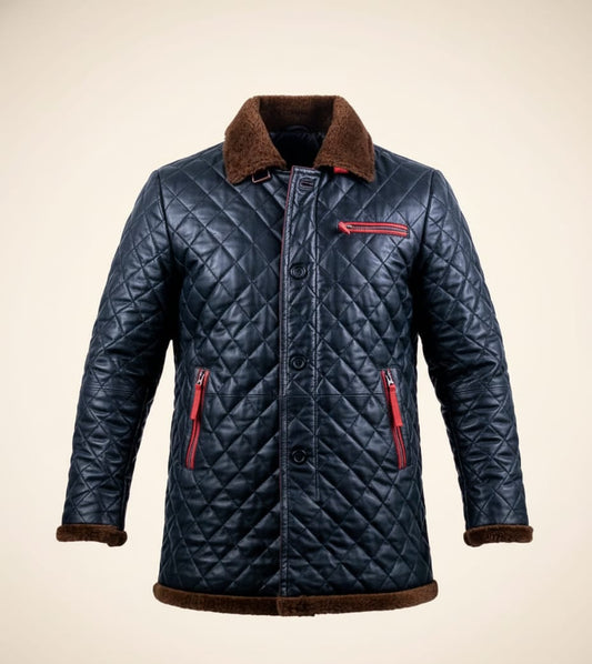 68 – Gesteppte lange Lederjacke – Schwarz mit roten Reißverschlüssen und braunem Pelzfutter