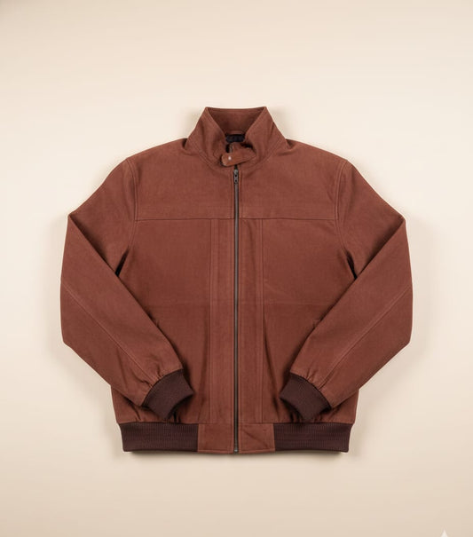 69 – Rostbraune Bomberjacke aus Wildleder – Taktisches Schulter- und Brusttaschendesign