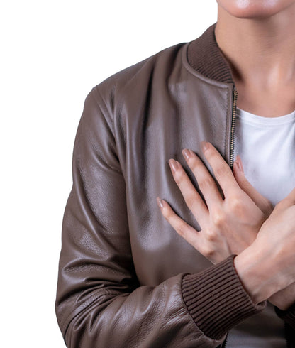 ۳۳ – د ښځو نسواري چرمي بمبار جاکټ – کلاسیک آرامه آرامۍ