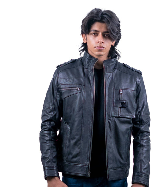 59 – Schwarze Biker-Lederjacke für Herren mit Schultergurten und praktischen Taschen