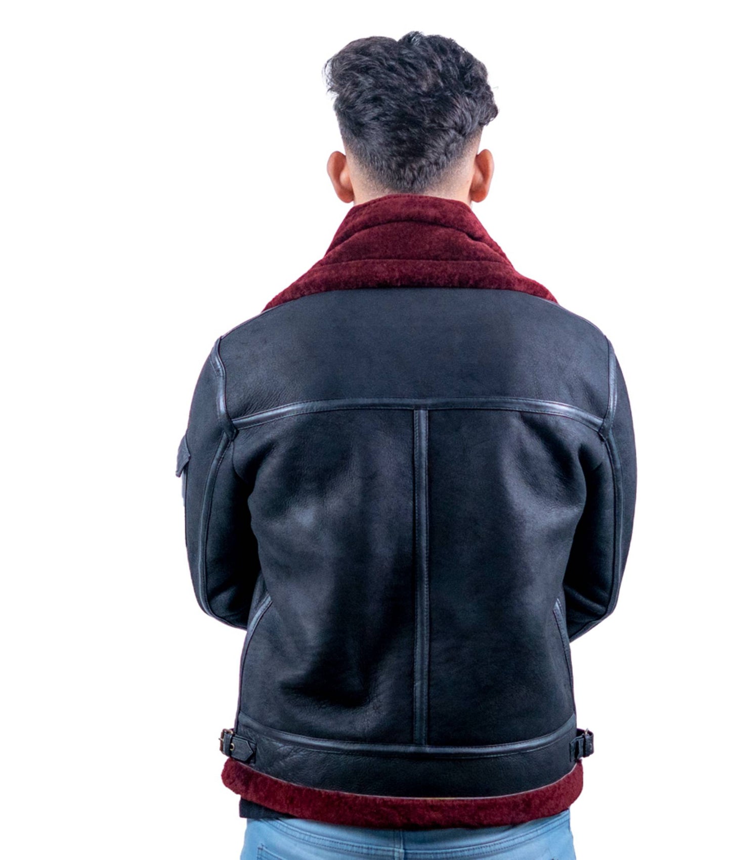 66 – Schwarze Lammfell-Bomberjacke für Herren – Kastanienbrauner Pelzkragen und Schnallendetail