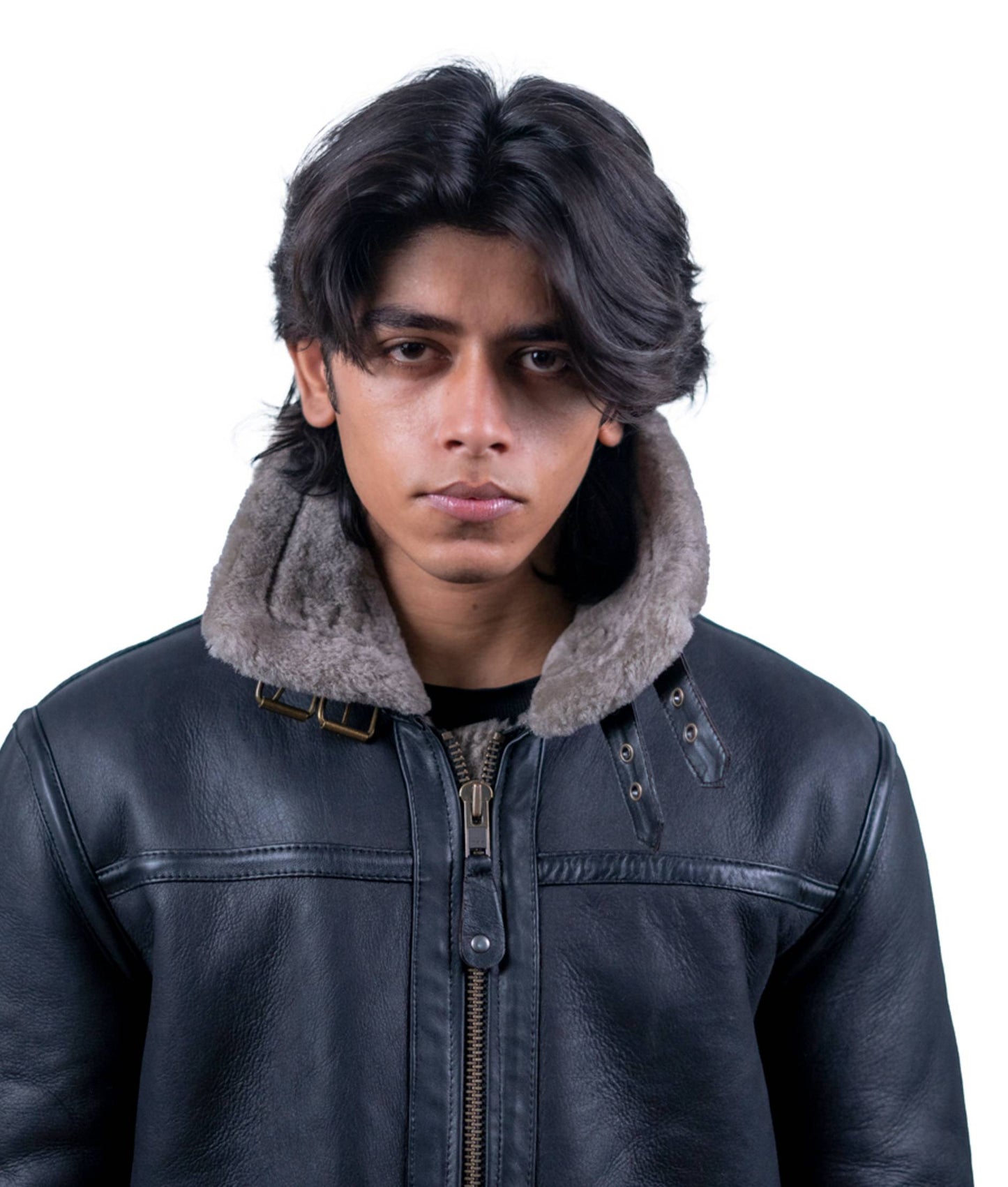 67 – Klassische schwarze Fliegerjacke aus Lammfell – Edition mit aschgrauem Pelzbesatz