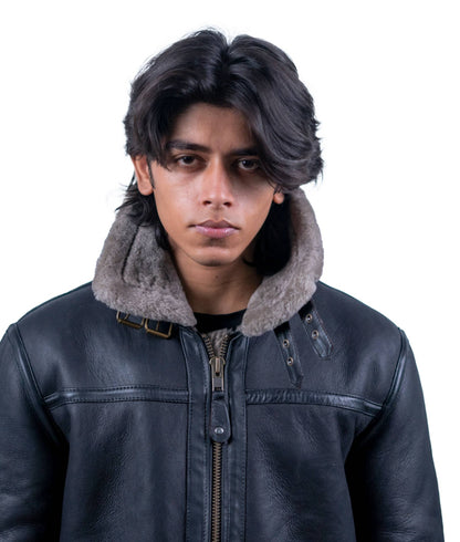 67 – Klassische schwarze Fliegerjacke aus Lammfell – Edition mit aschgrauem Pelzbesatz