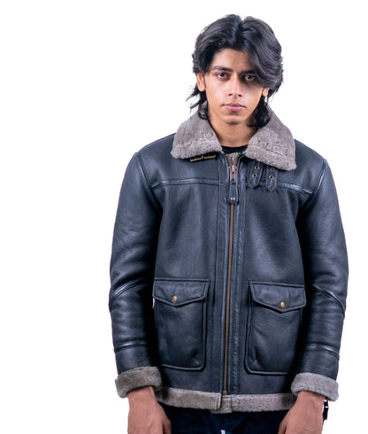 67 – Klassische schwarze Fliegerjacke aus Lammfell – Edition mit aschgrauem Pelzbesatz