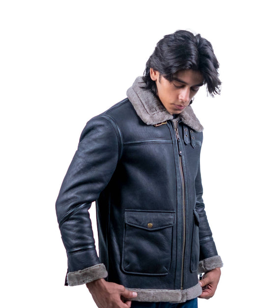 67 – Klassische schwarze Fliegerjacke aus Lammfell – Edition mit aschgrauem Pelzbesatz