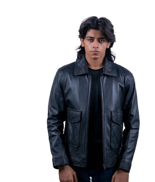 80 – Schwarze Lederjacke – Geflochtener Aufnäher und Kragendetails