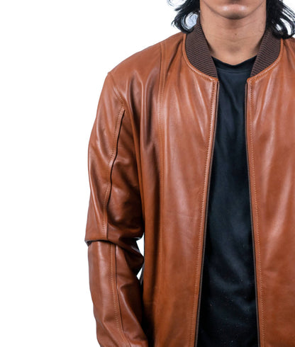 91 – Karamellbraune Bomberjacke aus Leder – Edition mit geripptem Besatz